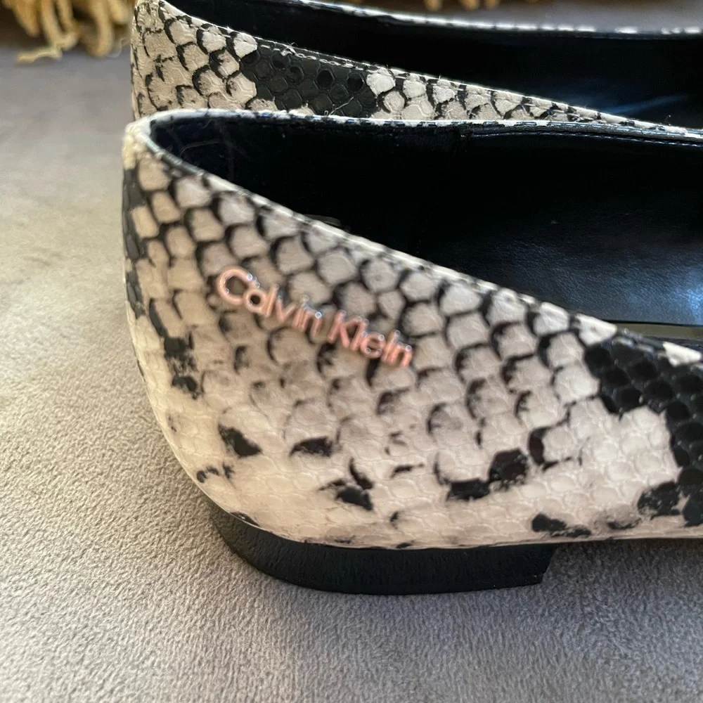 Gorgeous Calvin Klein “snakeskin” flats. Woman’s size 7. - Picture 3 of 5
